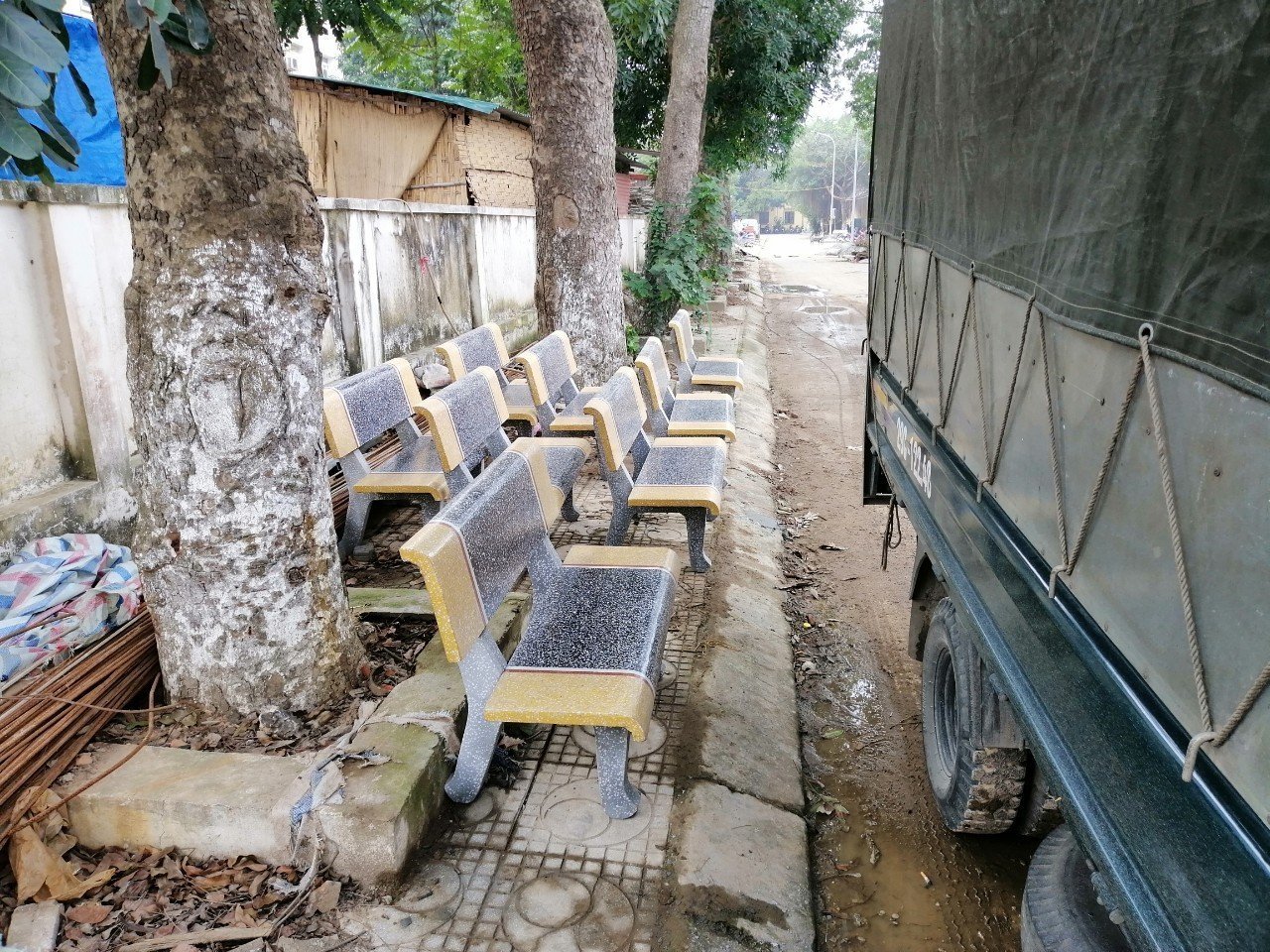 Ghế đá ngoài đường